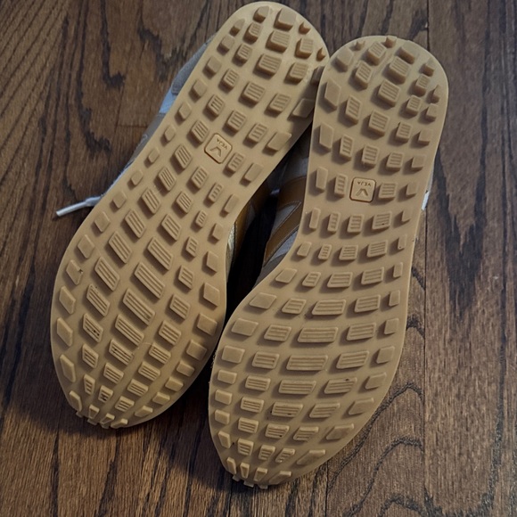 Veja Tan and Cream Women's Sneakers - Picture 4 of 8